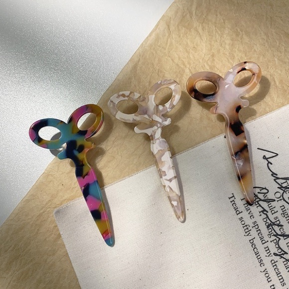 Cut a clip. 2 pack of scissor hair pins - Picture 2 of 4